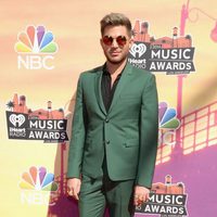 Adam Lambert en la alfombra roja de los iHeartRadio Music Awards 2014