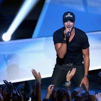 Luke Bryan durante su actuación en los iHeartRadio Music Awards 2014