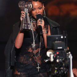 Rihanna recogiendo un galardón en los iHeartRadio Music Awards 2014