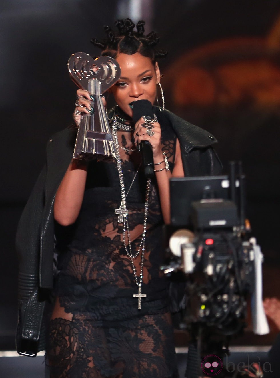 Rihanna recogiendo un galardón en los iHeartRadio Music Awards 2014