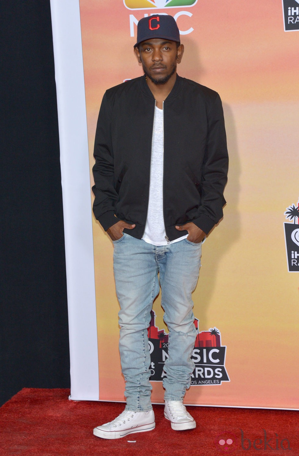 Kendrick Lamar en la alfombra roja de los iHeartRadio Music Awards 2014