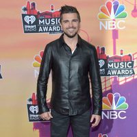 Juanes en la alfombra roja de los iHeartRadio Music Awards 2014