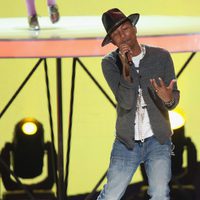 Pharrell Williams durante su actuación en los iHeartRadio Music Awards 2014