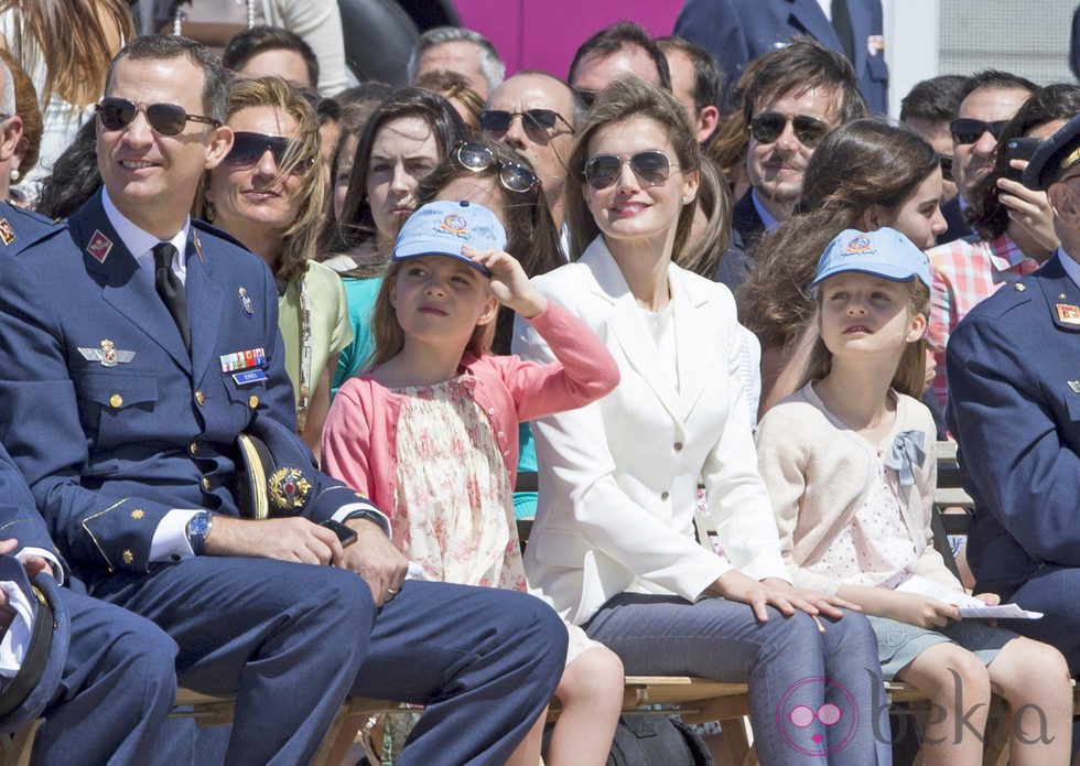 Los Príncipes Felipe y Letizia con las Infantas Leonor y Sofía en un acto oficial