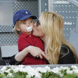 Carolina Cerezuela con sus hijo Carlos en el Charity Day del Open de Madrid 2014