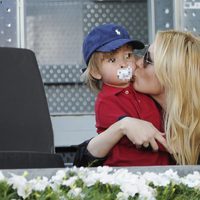 Carolina Cerezuela con sus hijo Carlos en el Charity Day del Open de Madrid 2014