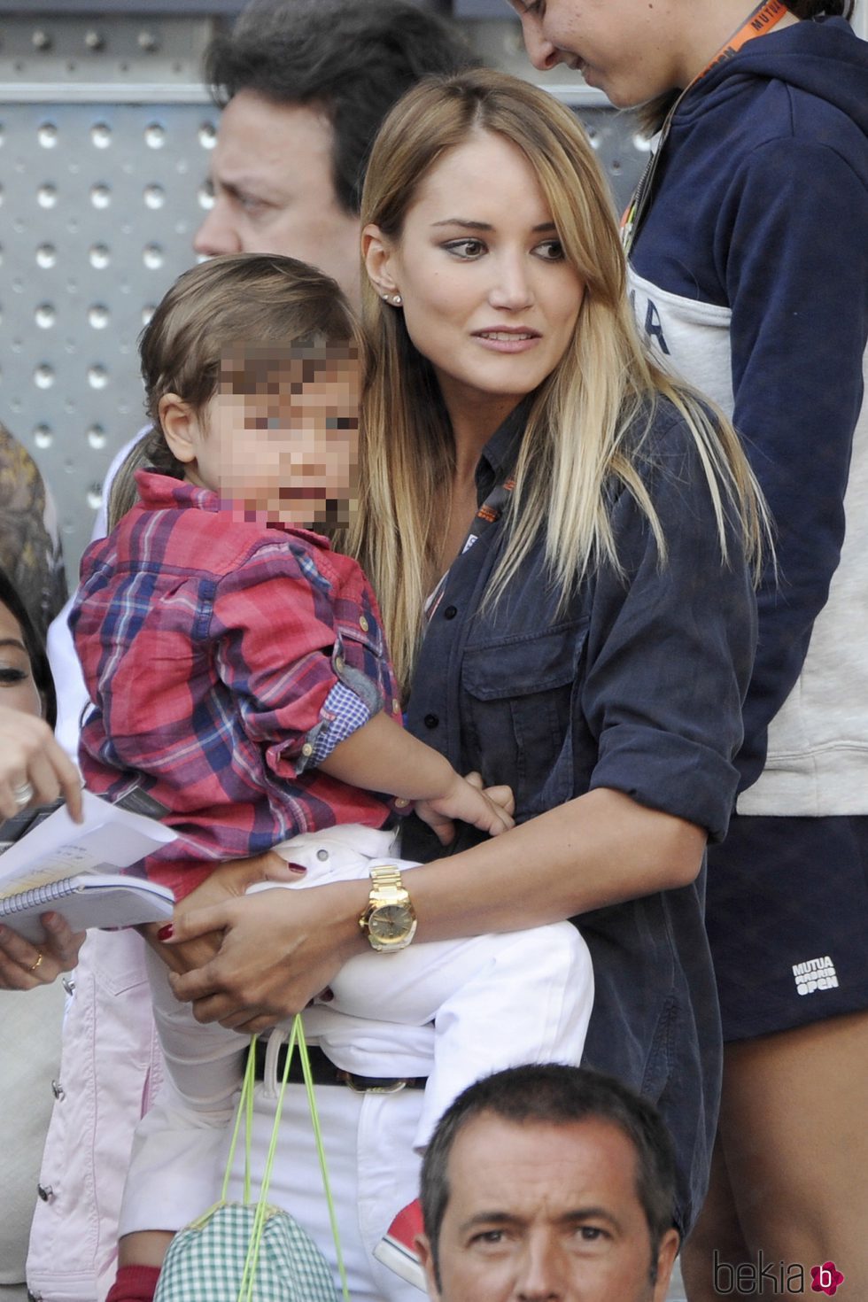 Alba Carrillo con su hijo Lucas en el Charity Day del Open de Madrid 2014