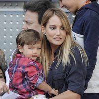 Alba Carrillo con su hijo Lucas en el Charity Day del Open de Madrid 2014