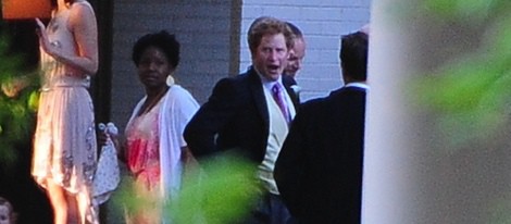 El Príncipe Harry de Inglaterra bostezando en la boda de Guy Pelly y Lizzy Wilson en Memphis