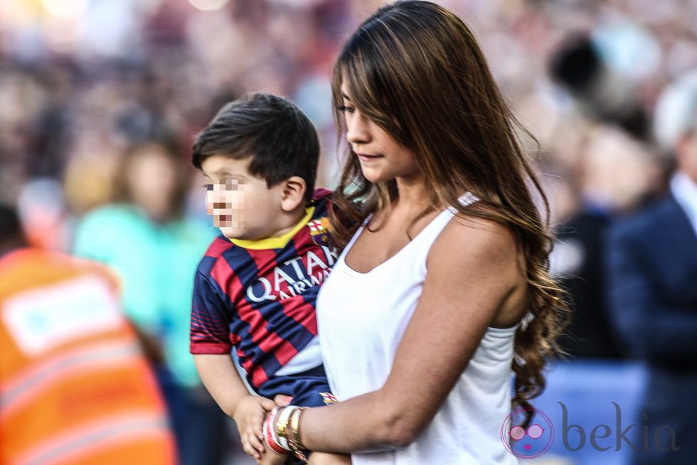 Antonella Roccuzzo y Thiago Messi en el partido Barça-Getafe