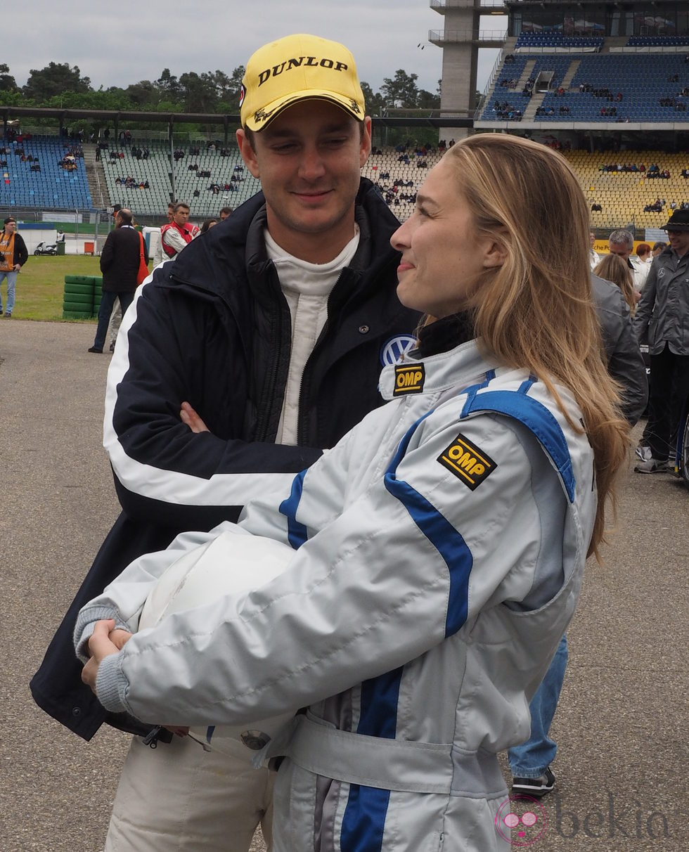 Pierre Casiraghi y Beatrice Borromeo bromean antes de la Copa Scirocco