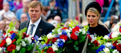 Los Reyes de Holanda dejan una ofrenda floral en el Día de los Caídos 2014