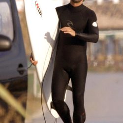 Hugo Silva haciendo surf en las playas de Cádiz