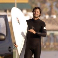 Hugo Silva haciendo surf en las playas de Cádiz