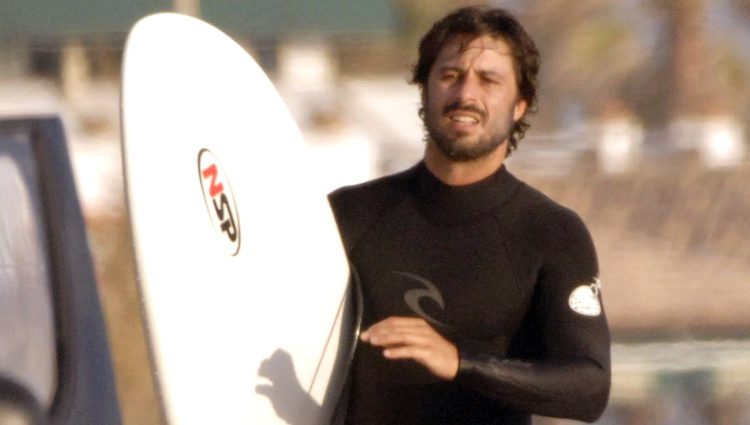 Hugo Silva haciendo surf en las playas de Cádiz