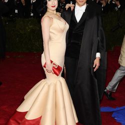 Dita Von Teese y Zac Posen en la Gala MET 2014