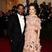 Chiwetel Ejiofor y Sari Mercer en la Gala MET 2014