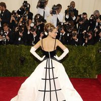 Vista trasera del vestido de Sarah Jessica Parker en la Gala MET 2014