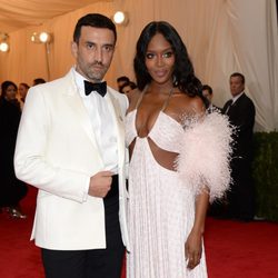 Naomi Campbell y Riccardo Tisci en la Gala MET 2014