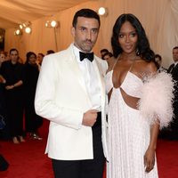 Naomi Campbell y Riccardo Tisci en la Gala MET 2014