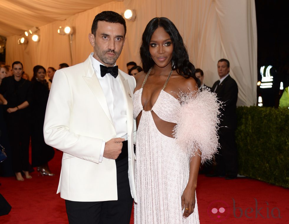 Naomi Campbell y Riccardo Tisci en la Gala MET 2014