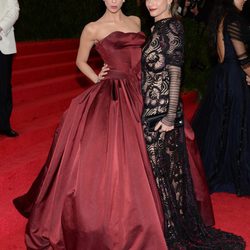 Sarah Silverman y Amanda Peet en la Gala MET 2014