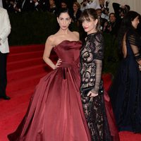 Sarah Silverman y Amanda Peet en la Gala MET 2014