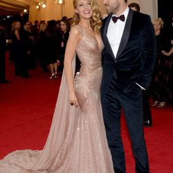 Blake Lively y Ryan Reynolds en la Gala MET 2014