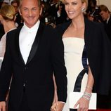 Sean Penn y Charlize Theron en la Gala MET 2014