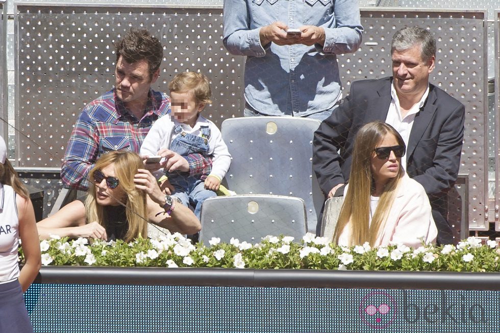 Fonsi Nieto con su hijo Lucas y su novia en el Open Madrid 2014