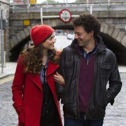 Richard Coyle y Leonor Watling paseando en un fotograma de 'Amor en su punto'