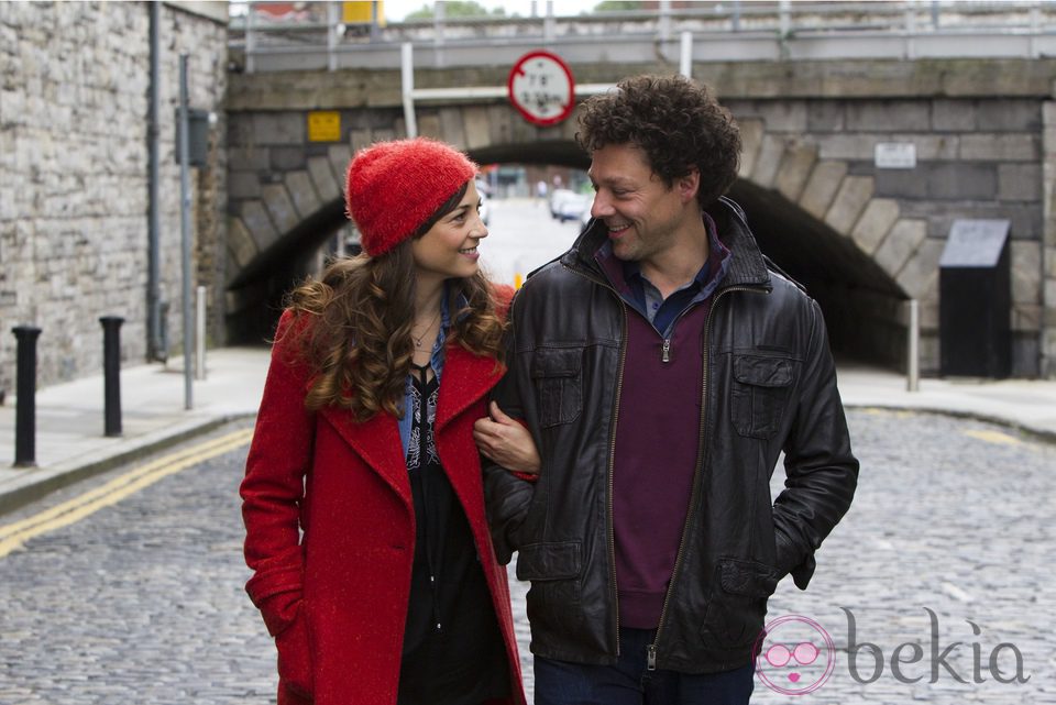 Richard Coyle y Leonor Watling paseando en un fotograma de 'Amor en su punto'