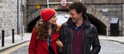 Richard Coyle y Leonor Watling paseando en un fotograma de 'Amor en su punto'