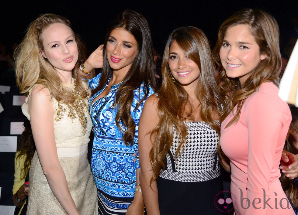 Esmeralda Moya, Daniella Semaan, Antonella Roccuzzo y Natalia Sánchez en el desfile de Rosa Clará