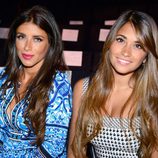 Daniella Semaan y Antonella Roccuzzo en el desfile de Rosa Clará