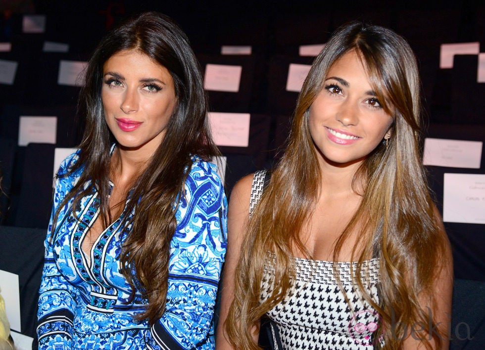 Daniella Semaan y Antonella Roccuzzo en el desfile de Rosa Clará