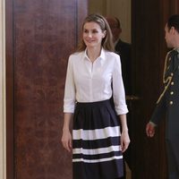 La Princesa Letizia vestida de blanco y negro en una audiencia