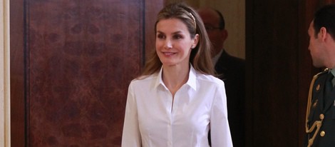 La Princesa Letizia vestida de blanco y negro en una audiencia