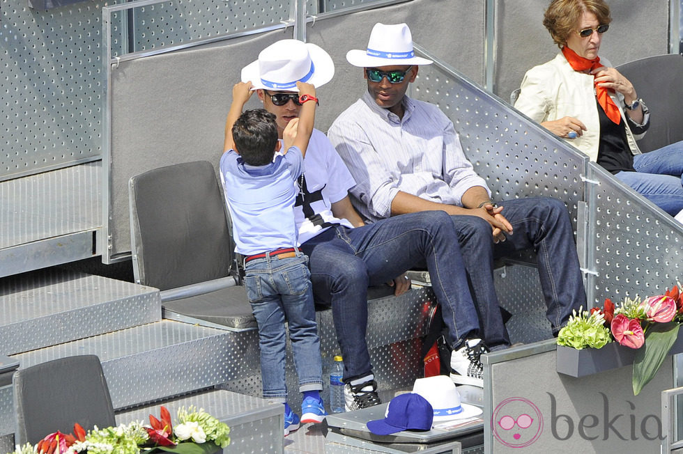 Cristiano Jr pone un sombrero a su padre Cristiano Ronaldo en el Madrid Open 2014