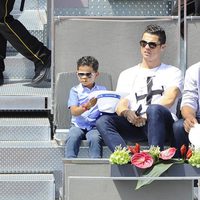 Cristiano Ronaldo y su hijo en el partido de Nadal en el Madrid Open 2014