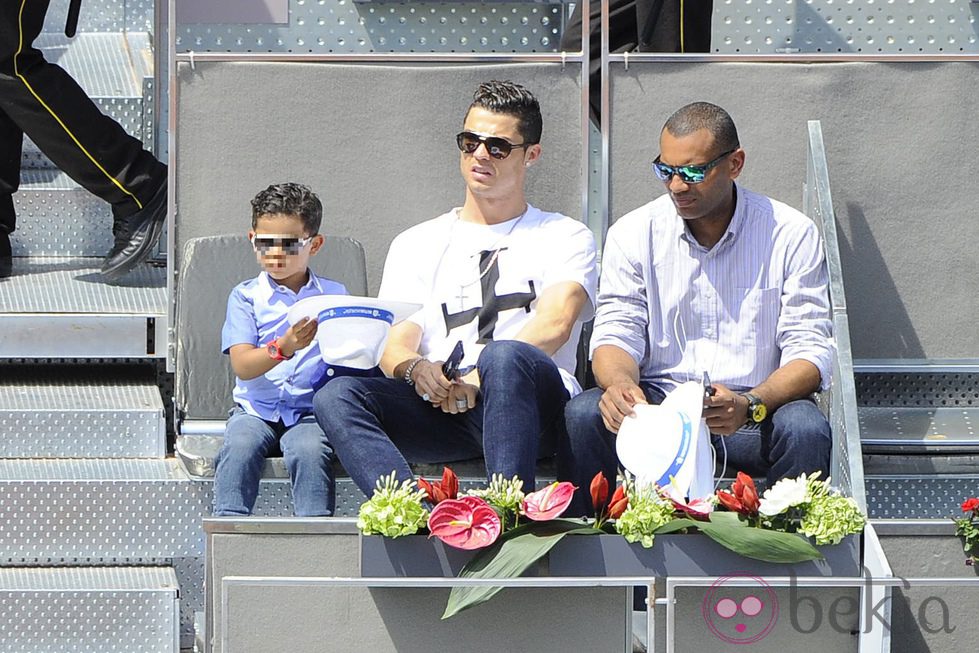 Cristiano Ronaldo y su hijo en el partido de Nadal en el Madrid Open 2014