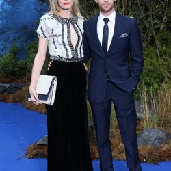 Luke Treadaway y Ruta Gedmintas en la premiere de 'Maléfica' en Londres