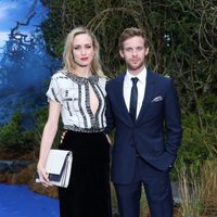 Luke Treadaway y Ruta Gedmintas en la premiere de 'Maléfica' en Londres