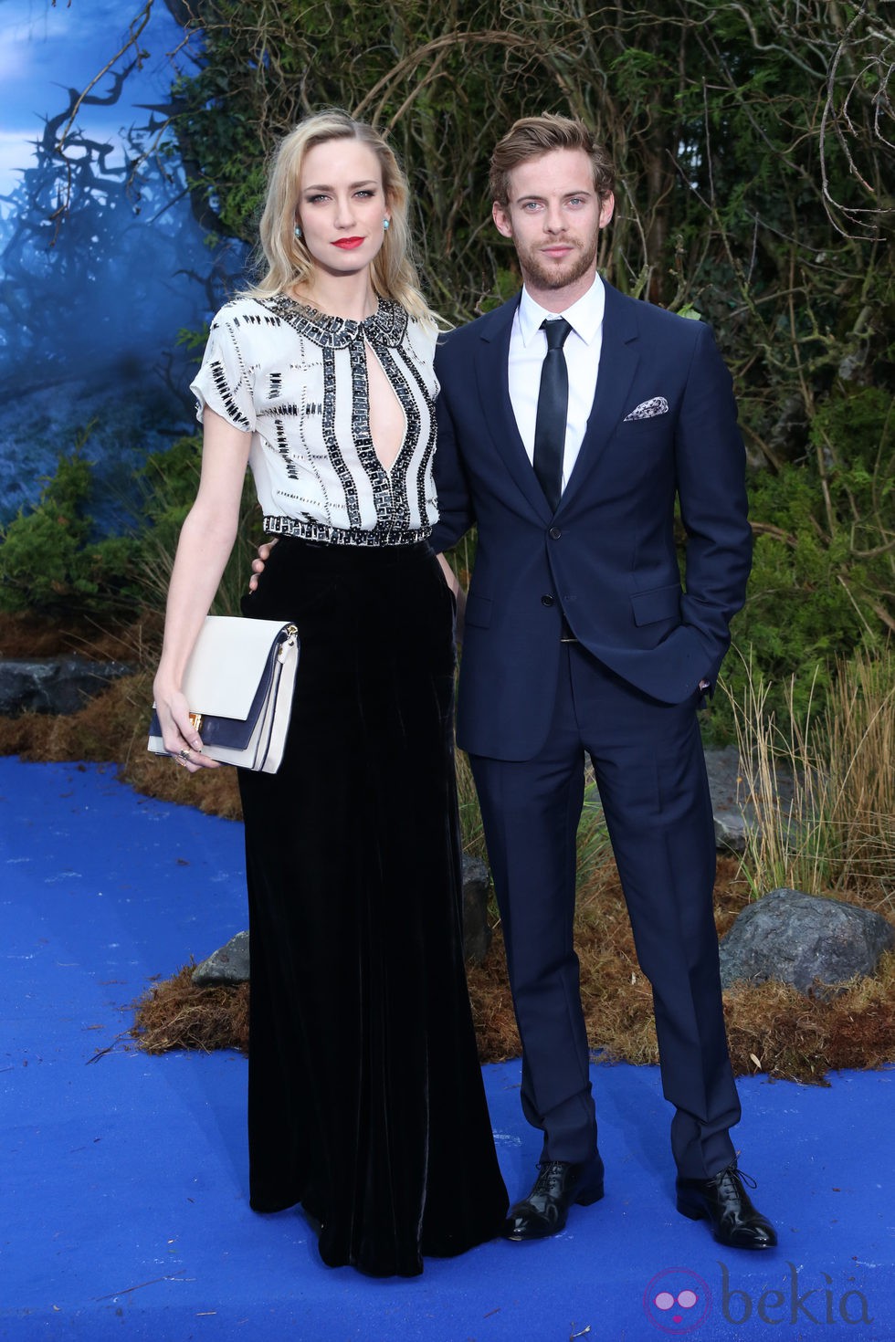 Luke Treadaway y Ruta Gedmintas en la premiere de 'Maléfica' en Londres