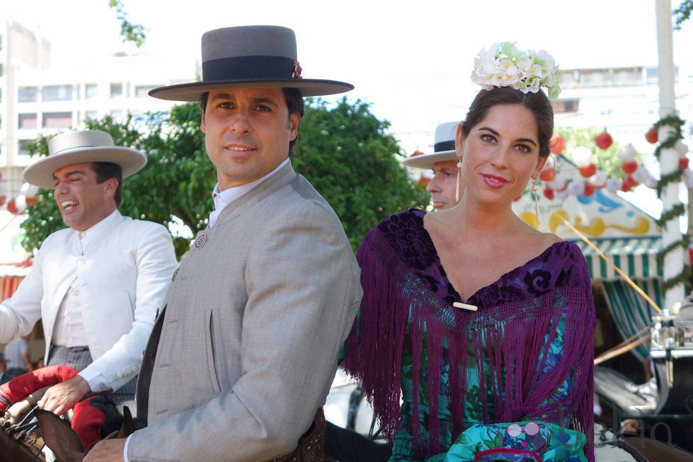 Fran Rivera y Lourdes Montes a caballo en la Feria de Sevilla 2014