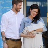 Sergio Ramos y Pilar Rubio miran a su bebé Sergio 