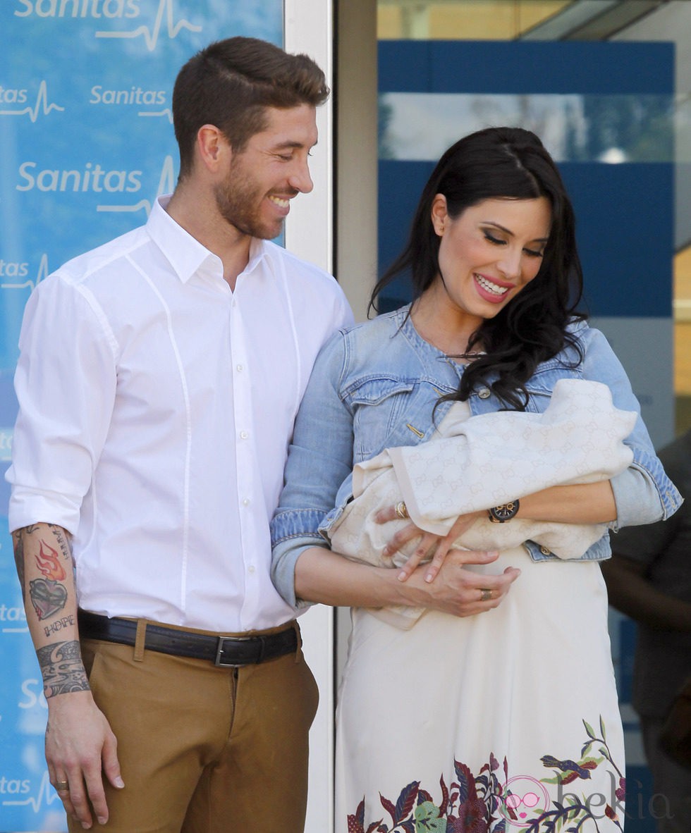 Sergio Ramos y Pilar Rubio miran a su bebé Sergio 