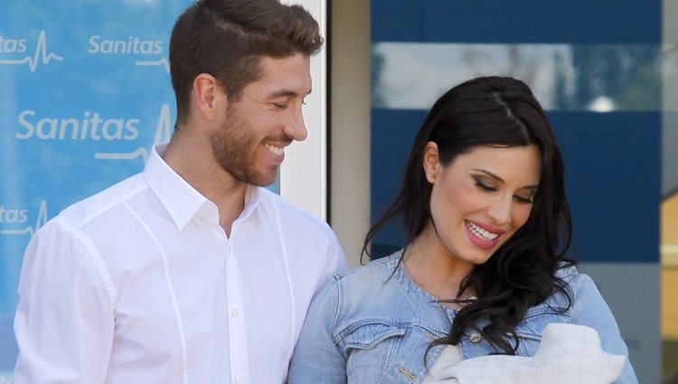 Sergio Ramos y Pilar Rubio miran a su bebé Sergio 