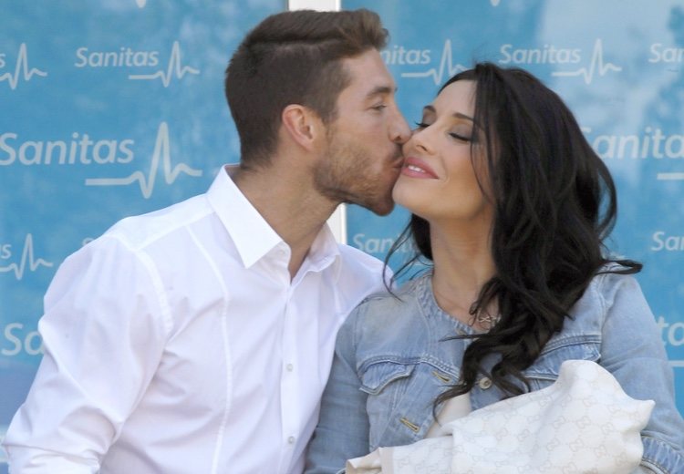 Sergio Ramos besa a Pilar Rubio en la presentación de su hijo 