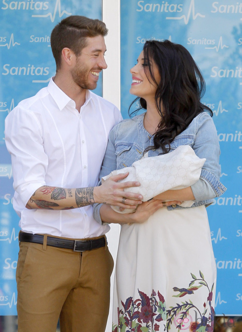 Sergio Ramos y Pilar Rubio se miran enamorados en la presentación de su hijo Sergio